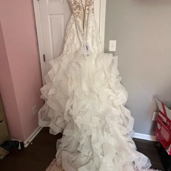 Allure Bridals Wedding gown - Picture 2 of 13